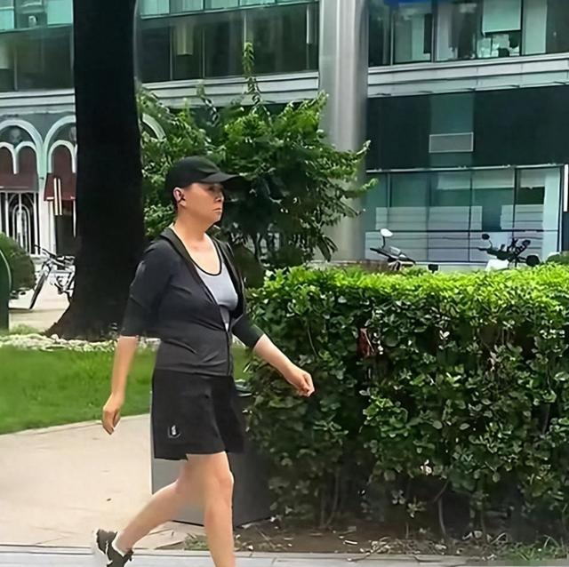 65岁宋丹丹在商场健身，瘦脱相了，体脂率好低，穿运动服英姿飒爽