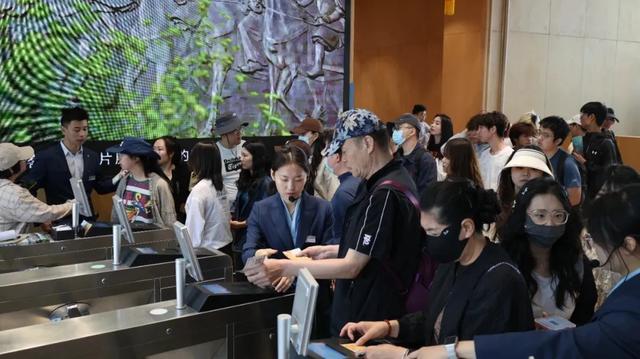 “清凉兰州”人潮奔涌，外地游客盛赞“兰州水墨丹霞 不虚此行”
