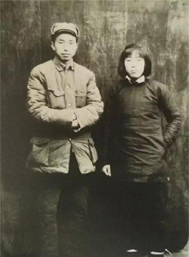 华国锋夫人韩芝俊有多美？1961年全家在长沙留影，30岁她端庄贤惠