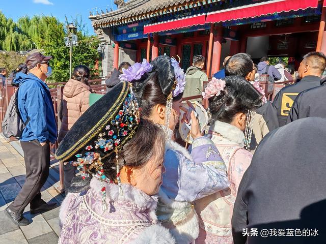 参观北京恭王府，过去一直觉得这是小景点，没想到游客居然这么多