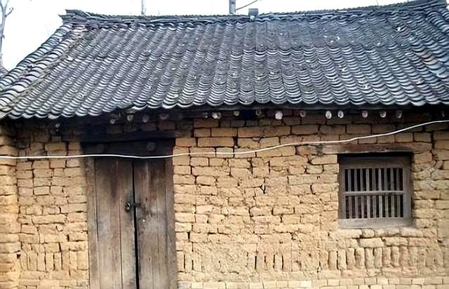 41岁瘫痪新娘嫁43岁光棍，她：我没法生孩子，半夜却听到有婴儿哭