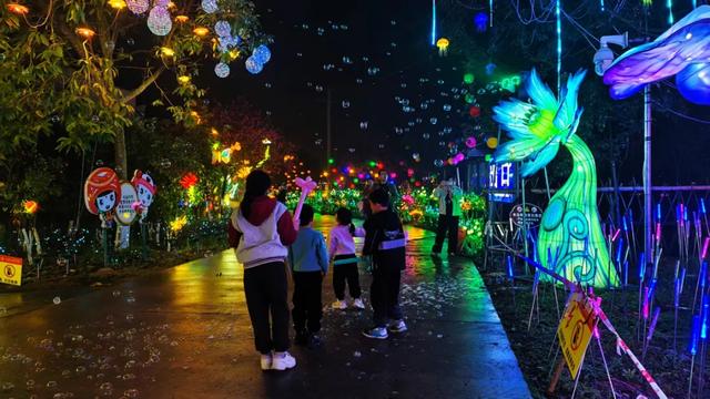 桂林:首届非遗千灯游园,光影艺术璀璨盛宴!