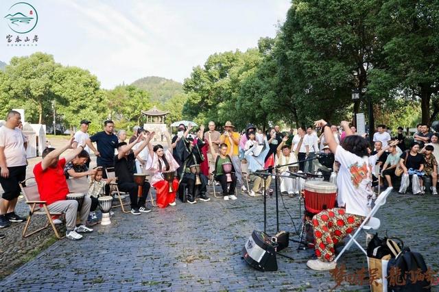 国庆中秋长假首日“炸”场！龙门古镇逛到腿软停不下来，美食吃到扶墙走！