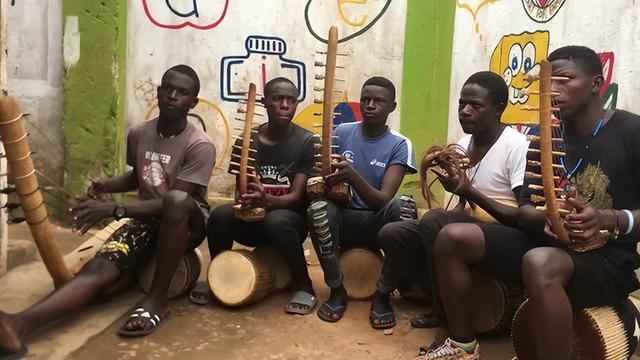 印尼青铜钟濒临失传，老人坚守独门技法，竟与非洲古乐器隔空共鸣