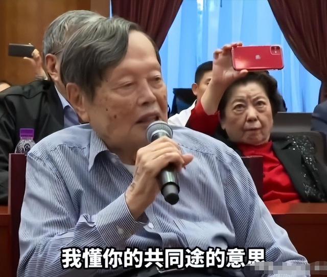 演都不演了！杨振宁去世仅7天，恶心的一幕出现	，结局大快人心