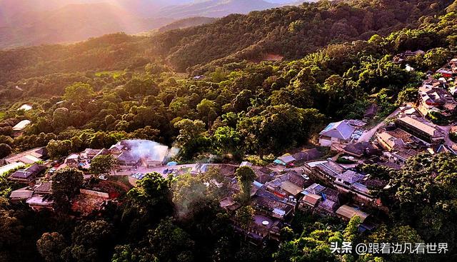《西双版纳 澜沧行》景迈山翁基古寨晚照：布朗山与夕阳共醉