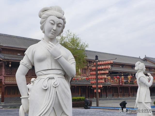 在“天仙配”传说的故事发生地孝感，建有一座“凤凰天仙城”