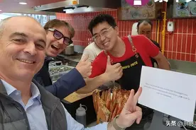 还能这样？中国小伙在国外摆摊卖面，日入1000，评论区网友破防了图片