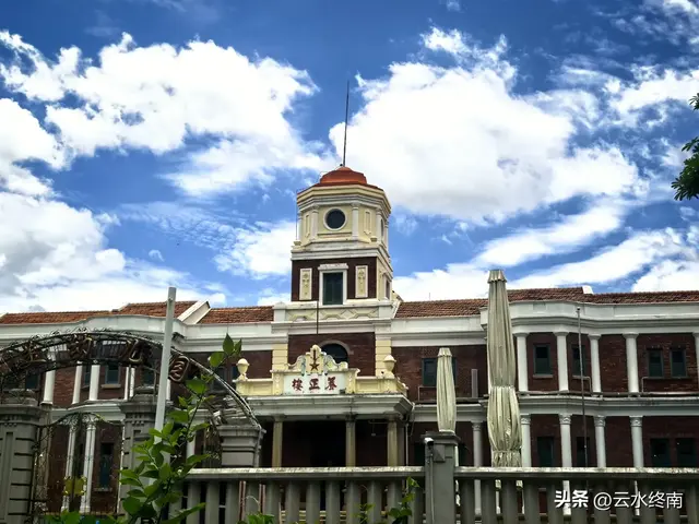 我看到以国家的名义纪念一个人！在一个从小学中学上到大学的村子