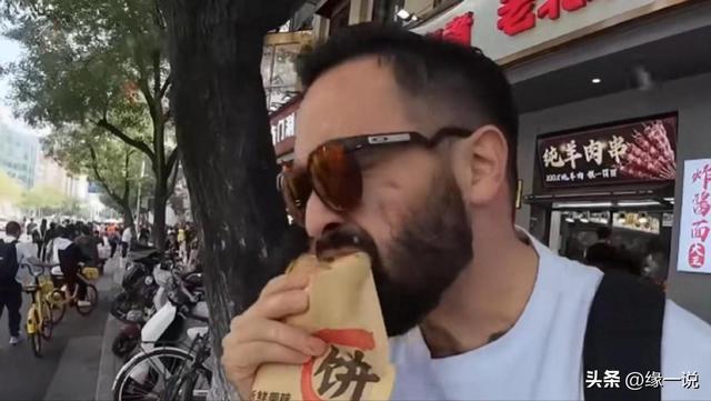 美国博主首次来到中国旅游，一天后竟说：中国到处都充满“危险”