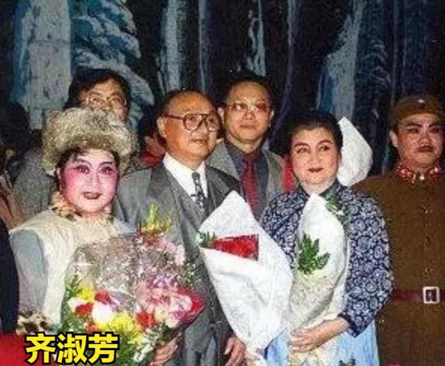 吃里爬外，永不回国？她带领30名演员选择留美，如今年过花甲归来