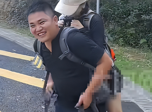 广东女子登山脚崴，被陌生小伙背40分钟下山，恶心的一幕出现了