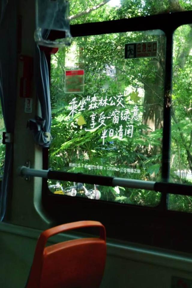 “杭州的温柔，就在这些不经意间的人间注脚里。”