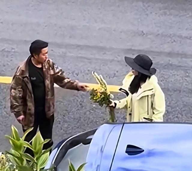 1株就犯法！四川女游客采一把“手参”，被阻拦后说很多人都在摘