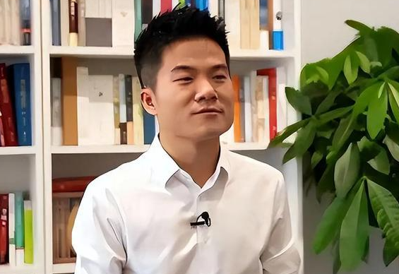 没想到，董宇辉受邀观礼阅兵才1个月，竟再次令所有人刮目相看