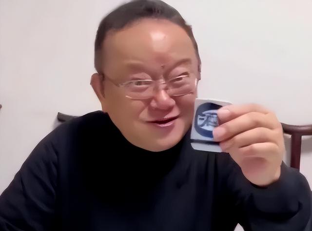 事实证明	，被传卖掉上亿豪宅移民美国的王刚，已经走上另一条大道