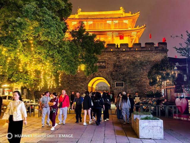 腾龙阁望汉江浩渺苍茫，古城头看襄阳心越千年。