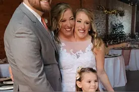 美国连体姐妹其中一人已嫁人，婚后3年共享身体，并且已经怀孕！图片