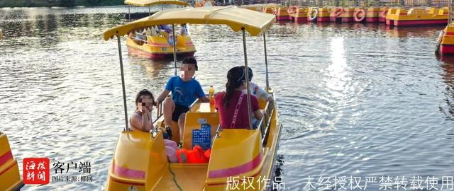 浪漫游船救生衣“躺平”，游客坐船忽视安全隐患！