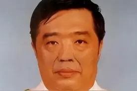 他挪用近3亿公款，却没坐一天牢，国家为啥还给他补发19年工资？图片