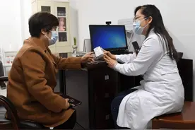 56岁大妈每天吃钙片，6个月后去检查，医生疑惑：为啥要这样吃？图片