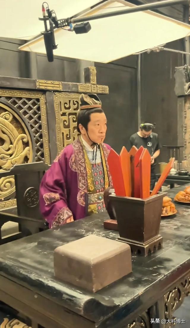 66岁刘亚津现身西安，老态龙钟拄拐杖，留长胡须戴佛珠，仙风道骨