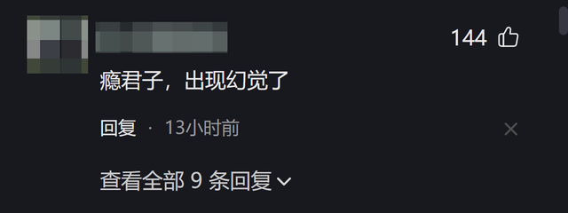 男子飞机上发癫裸奔，大喊大叫掌掴安保，被制服仍撒泼，警方介入