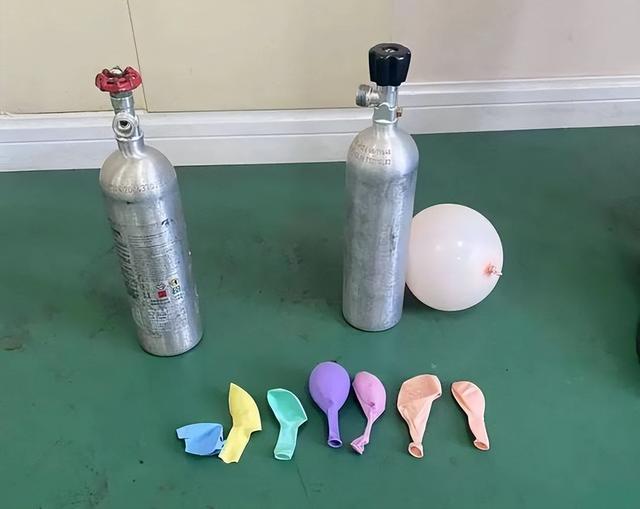 浙江一女房东打扫出租房间时	，发现床上遗留2个蓝色瓶子，警方介入调查！