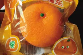 “捏捏苹果”“热狗捏捏乐”“甜橙解压捏捏乐”……解压玩具造型逼真儿童会不会误食？记者走访海口部分商店图片