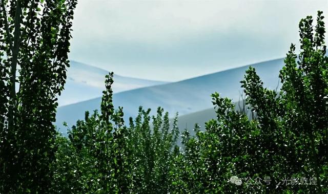 【雨后,敦煌神奇的一幕出现了】云遮雾罩鸣沙山
