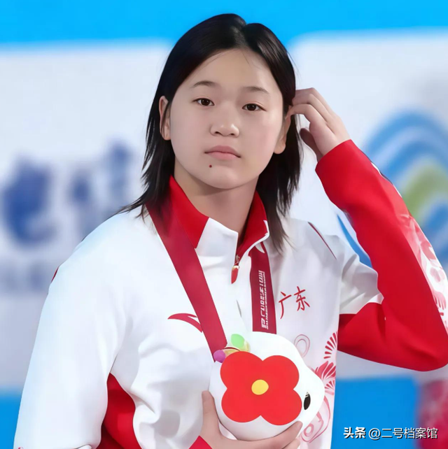 牛鬼蛇神现原形！全红婵新疆滑雪好倔强，恶心的一幕又出现了