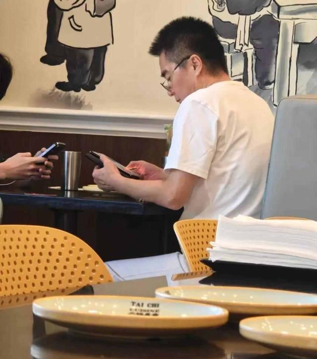 破案了！许亚军没去何晴葬礼，当时他在美国洛杉矶陪小儿子吃饭