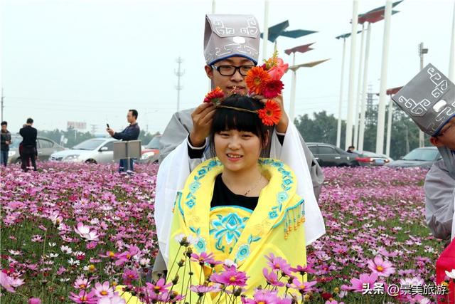 金秋佛山簪花觅花香，如果您是大男人，愿意头上戴花出游吗？