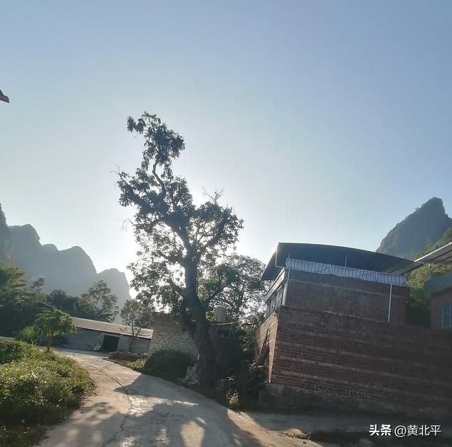 广西南宁市武鸣与隆安交界的小山村，民国时期曾为归属权而械斗