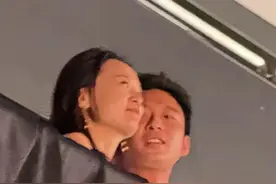 霍启山与一漂亮女生浙江被偶遇！眼神不简单，恋情传闻非空穴来风图片