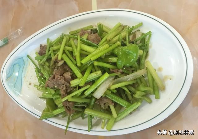 内蒙出发新疆，往返22天，5个人吃饭花4687元，网友问每天吃糠吗