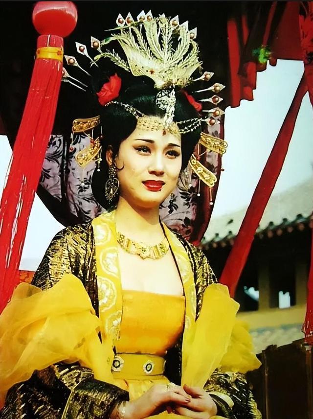 她长得太美被导演据为己有，同居27年无名无分，年仅63岁不治身亡