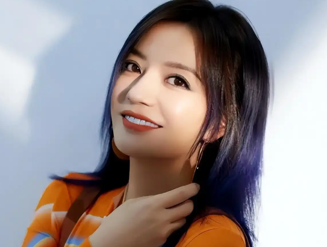 婚姻事业全无，消失4年后，49岁赵薇再曝近况，胃癌传闻真相曝光