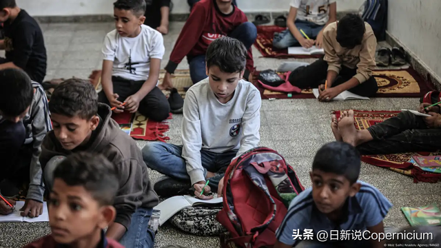 加沙停火后，巴勒斯坦女孩热泪盈眶：耽误两年多，终于能上学了！