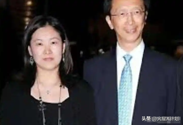 恩爱了23年，73岁的梁锦松开始衰老萎缩，47岁的伏明霞正绚烂如花