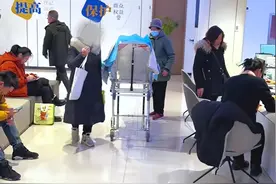 业务大厅内老人躺救护床上办过户，网友发视频称“太遭罪”；不动产登记中心回应：有两种便民举措图片