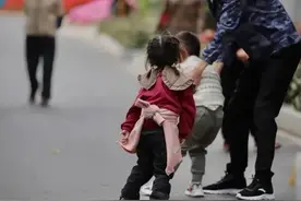 留守儿童与父母分别的场面，看哭了多少人，评论区:心酸与无奈图片