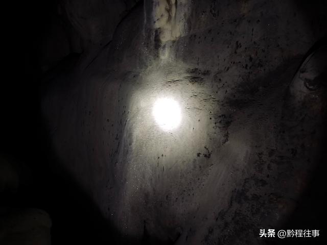 寻找一个古人类遗址不遇，居然无意间发现了一个躲匪洞