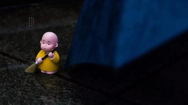发现一个奇怪现象：越是独来独往、没有朋友、不合群的人，人品往往越没问题，慢慢你就知道了