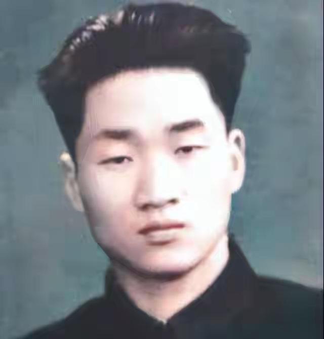 毛岸青81岁生日时的全家福，两个妹妹前来贺寿	，儿媳刘滨体贴蹲着