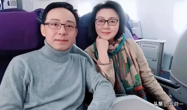 至今未婚未育，身边却有男人陪了近27年！59岁的她才是真人间清醒