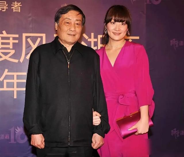 同样是宗庆后的基因，43岁宗馥莉和27岁宗婕莉，放一起差别出来了