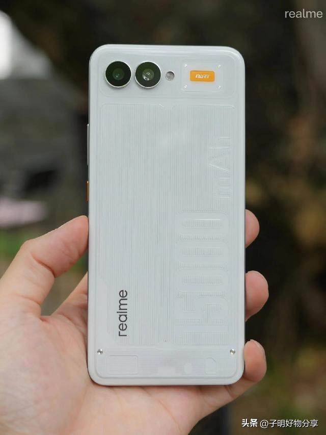 真我全球首发15000mAh概念手机：充一次电可用五天，厚度仅8.89mm