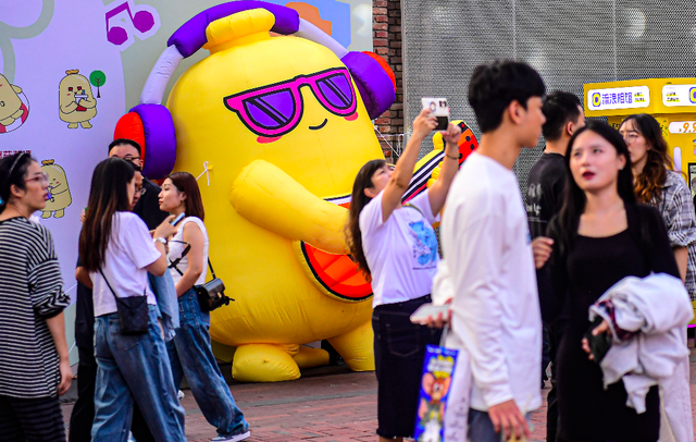 看首展、逛大集，文创街区打卡热