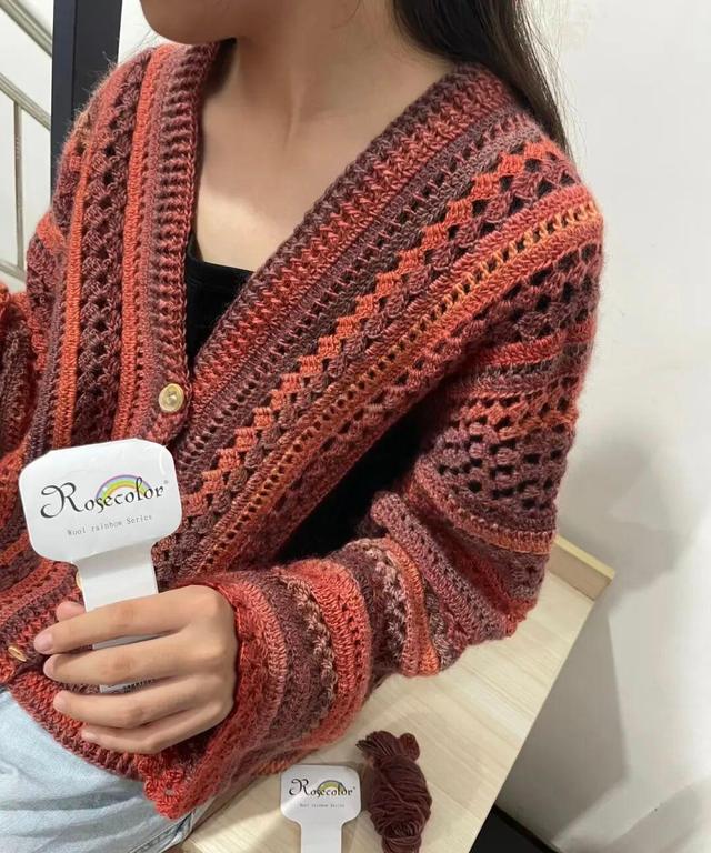 钩针织就的温柔：莫兰迪色短款开衫，唤醒穿搭的诗意